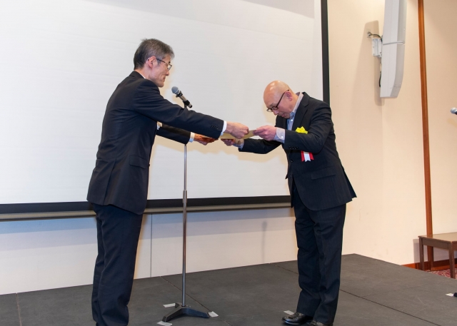 表彰状を受け取る太田社長