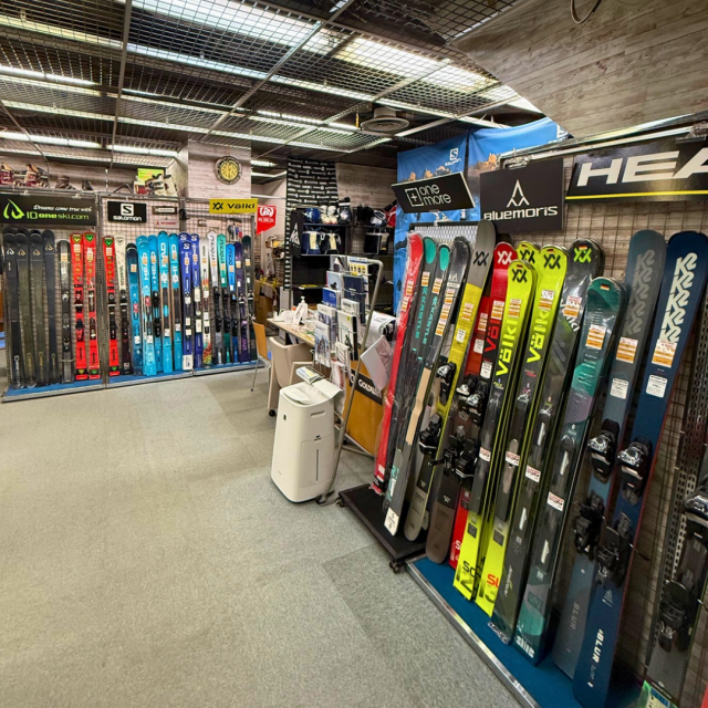 スキーの楽しさや上達には、自分に合った用具選びが欠かせません。
当店では経験豊富なスタッフが、スキー歴・体格・滑り方に合わせて、最適なブーツやスキー板をご提案いたします。
快適にフィットしたブーツ、あなたの望みに合ったスキー板で、今シーズンをもっと楽しみましょう!
スキーの楽しさや上達には、自分に合った用具選びが欠かせません。
当店では経験豊富なスタッフが、スキー歴・体格・滑り方に合わせて、最適なブーツやスキー板をご提案いたします。
快適にフィットしたブーツ、あなたの望みに合ったスキー板で、今シーズンをもっと楽しみましょう!