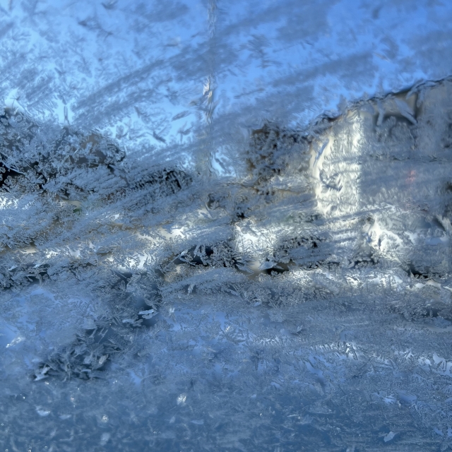 早朝は-10℃以下の日もあり、車のフロントガラスは凍りついています。